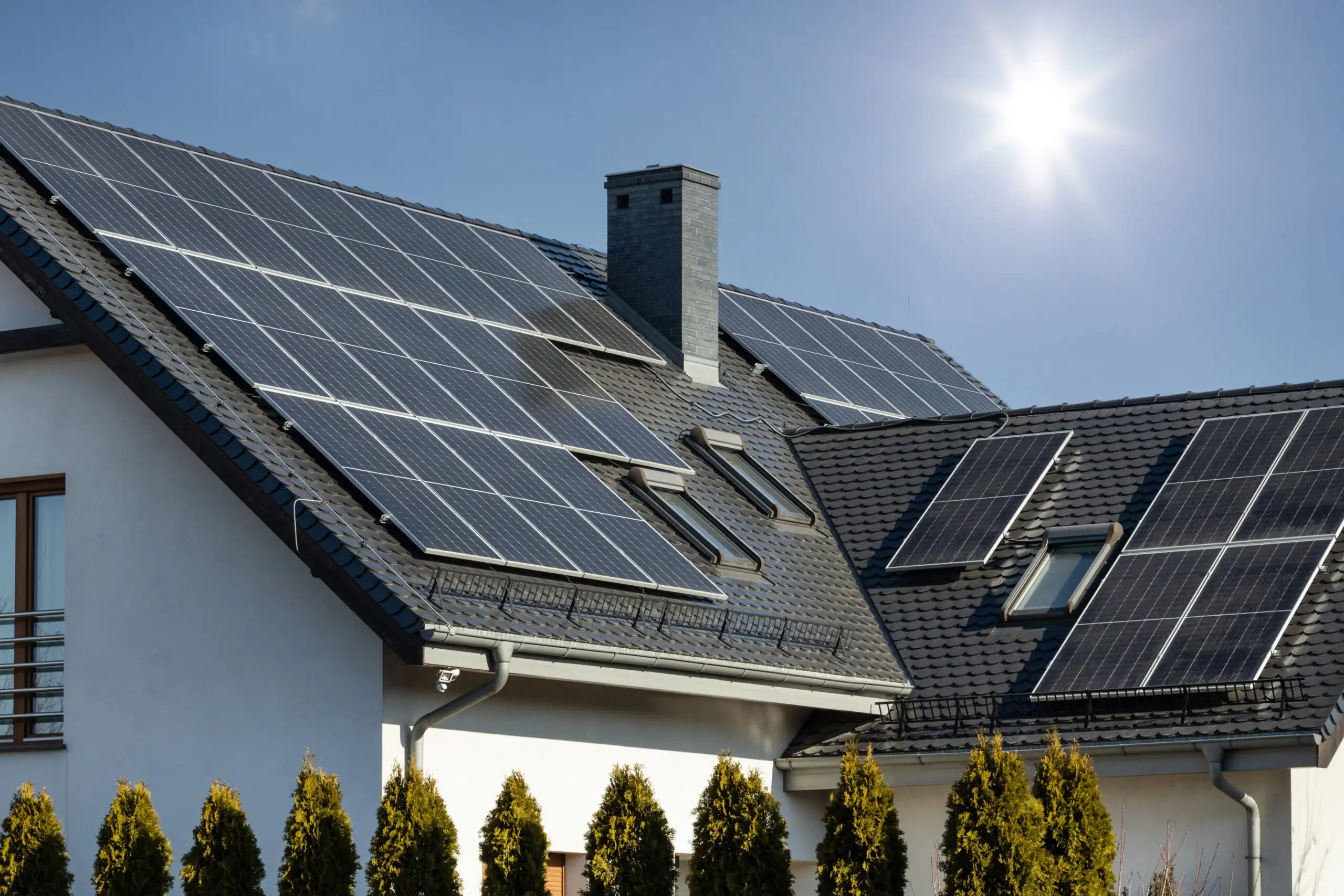 Photovoltaik Montage auf Hausdach in Arnsberg - Ruhrtal Solar"