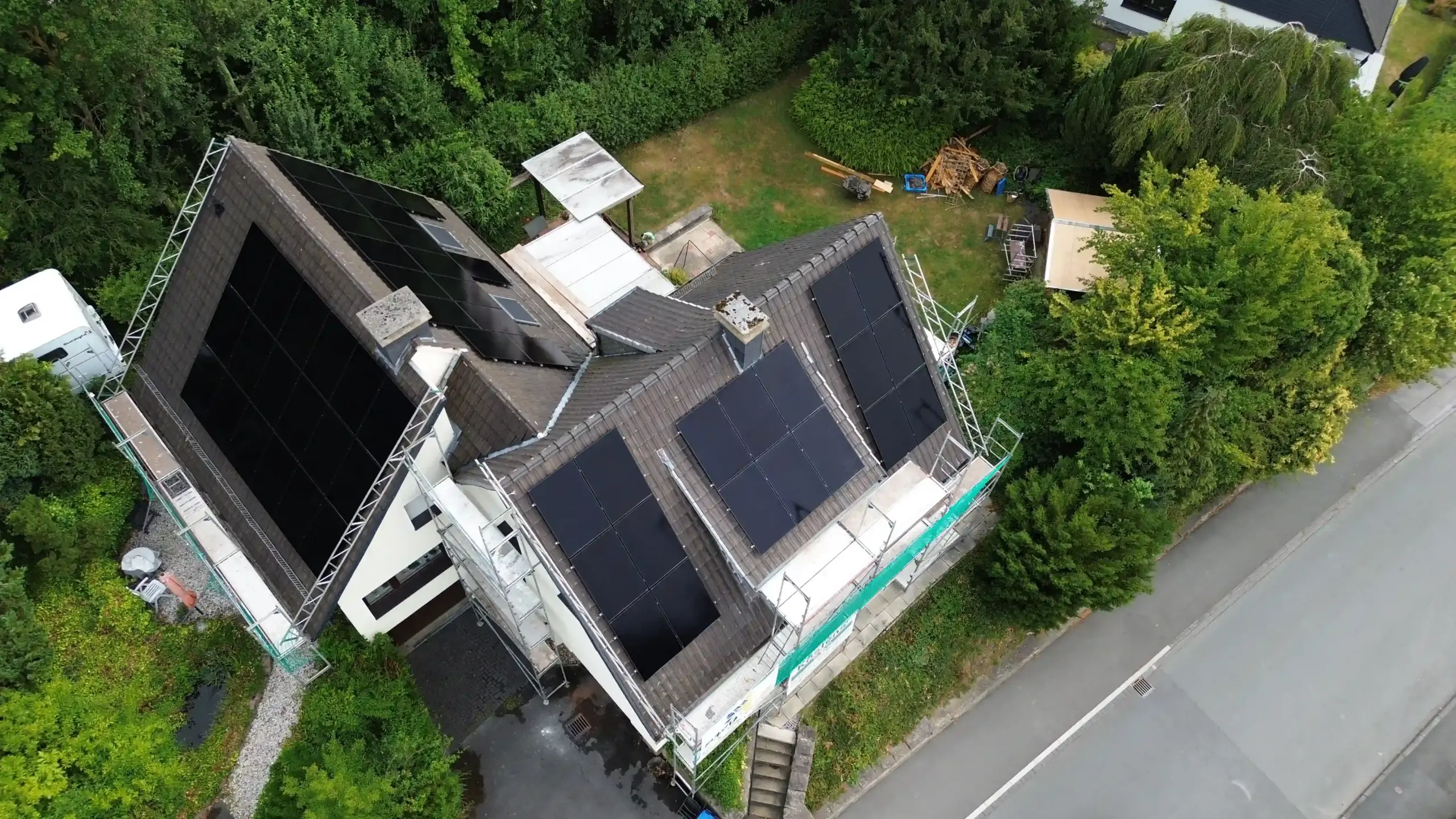 Photovoltaikanlage mit 52 Solarmodulen auf einem Wohnhaus in Arnsberg-Niedereimer