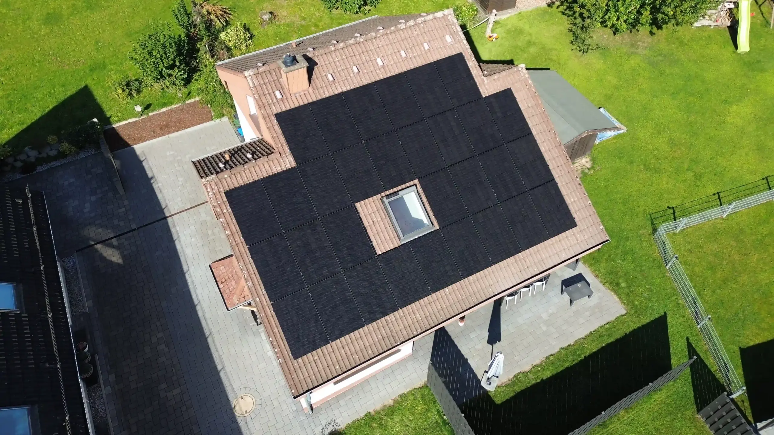 Luftaufnahme einer Photovoltaikanlage auf einem Einfamilienhaus in Arnsberg-Oeventrop